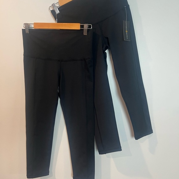 Kindred Bravely Cropped Black Maternity Leggings Medium X 2 NWT - Picture 2 of 8